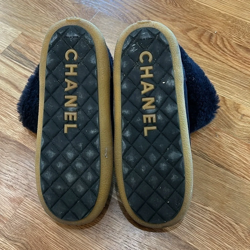 Chanel suede and Shearling snow boots navy blue gold chain upper size 37